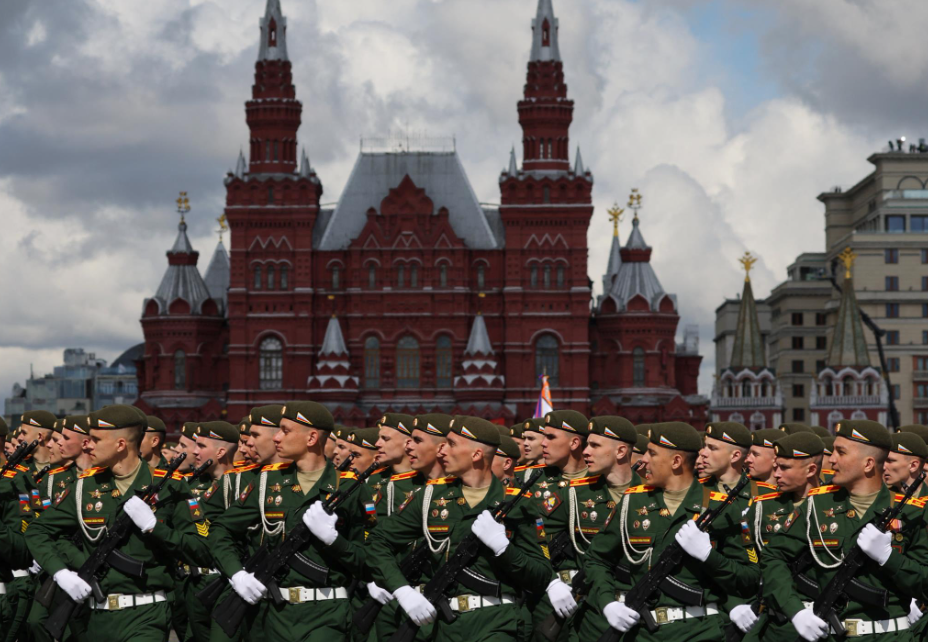 Militares russos marcham durante o desfile militar do Dia da Vitória, em Moscovo, 2022